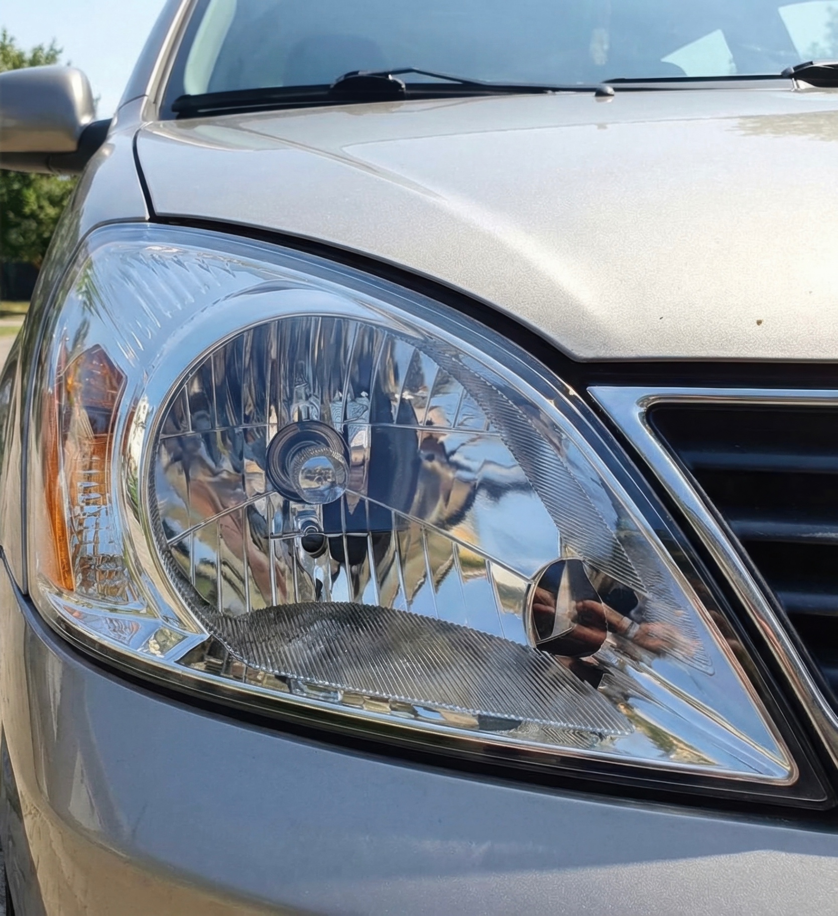Crystal-clear restored headlight on the same silver SUV after SFV Headlights restoration